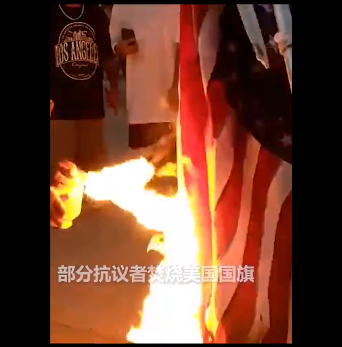 美国骚乱升级！示威者焚烧美国国旗 暴力冲击警
