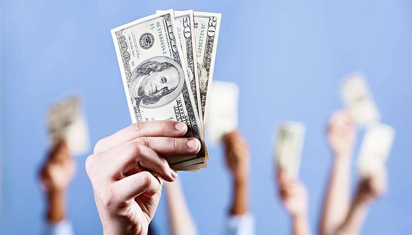 美国人手头现金大增 但疫情反弹都存银行没敢花