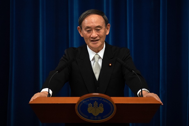 专家：菅义伟面临抗疫考验 “安倍经济学”将延续