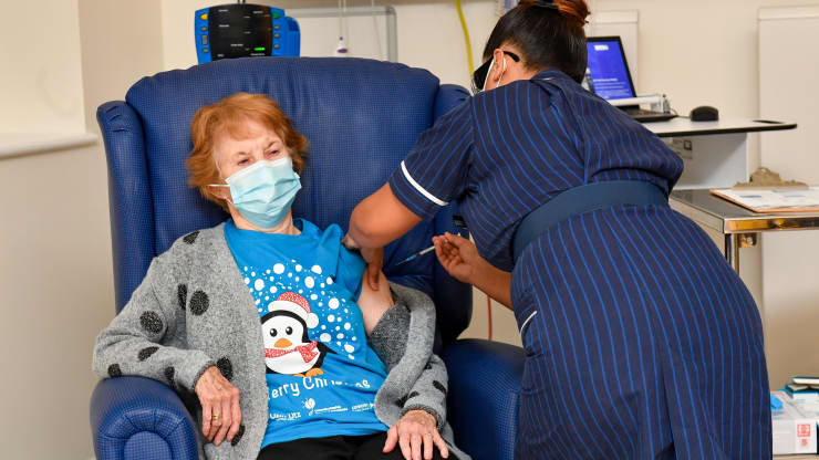 英国展开大规模疫苗接种，抗疫迎来转折点！